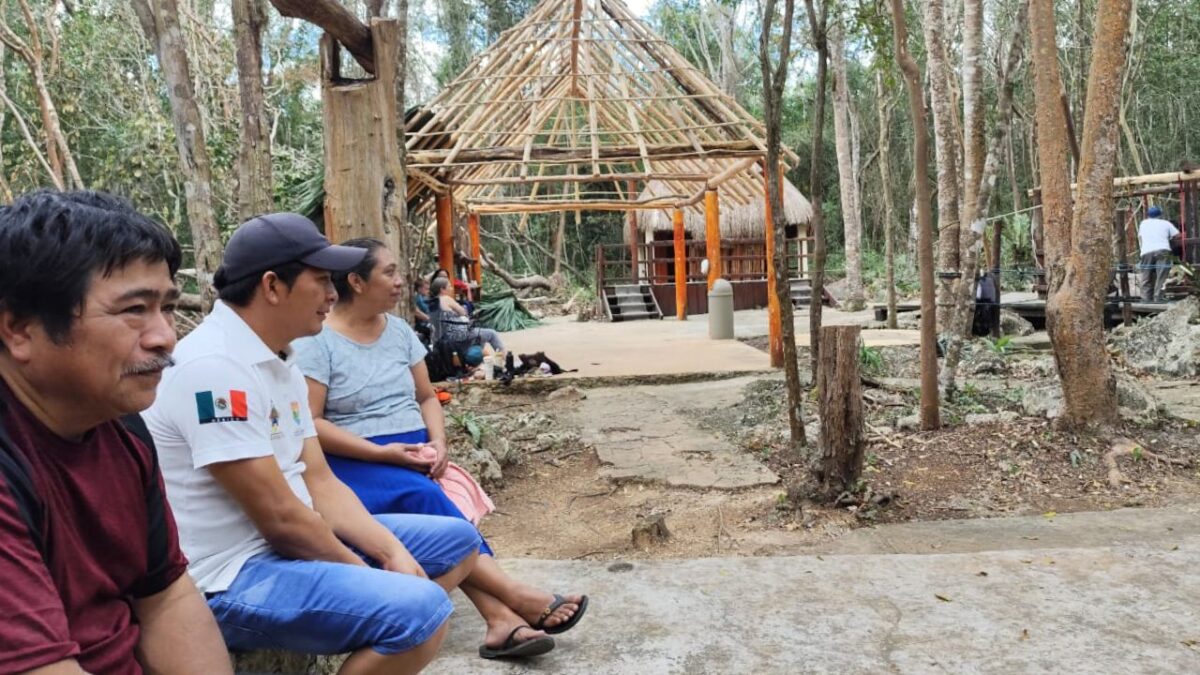 Construcción de una palapa en Pac-Chen.