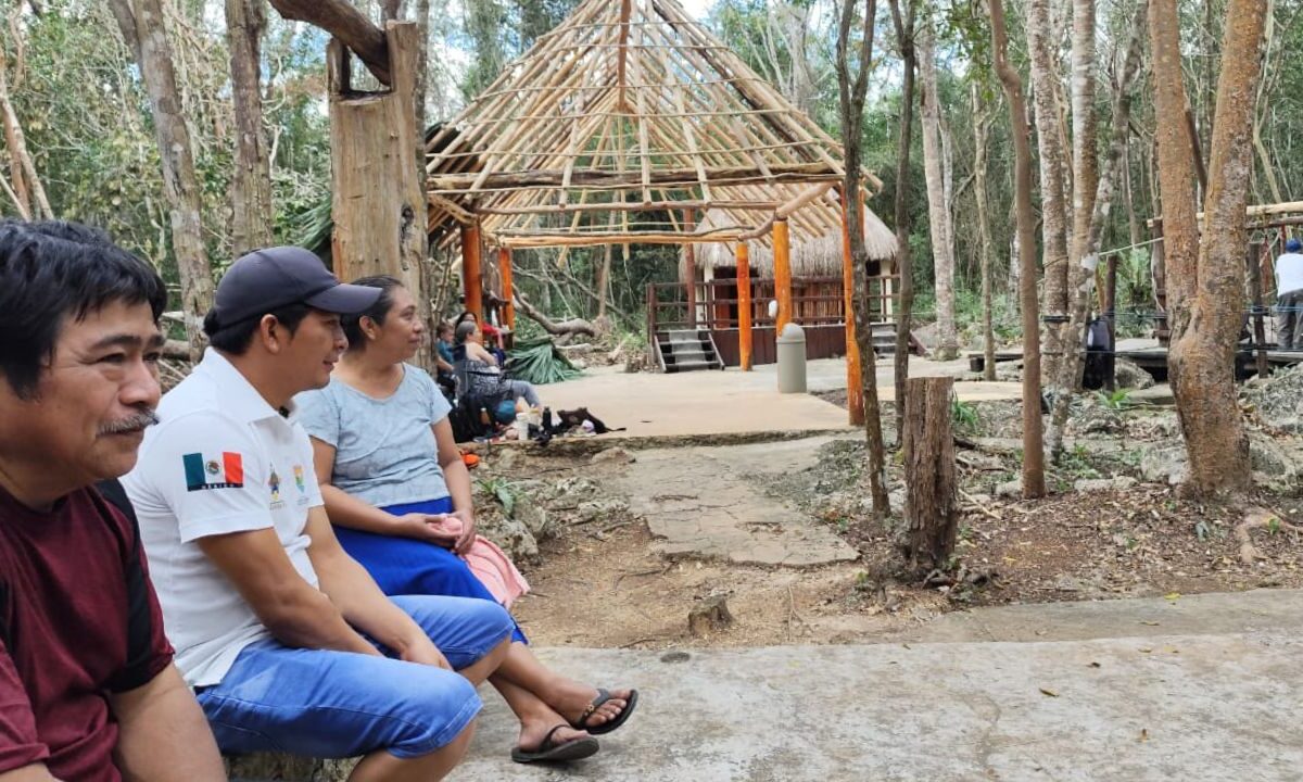 Construcción de una palapa en Pac-Chen.