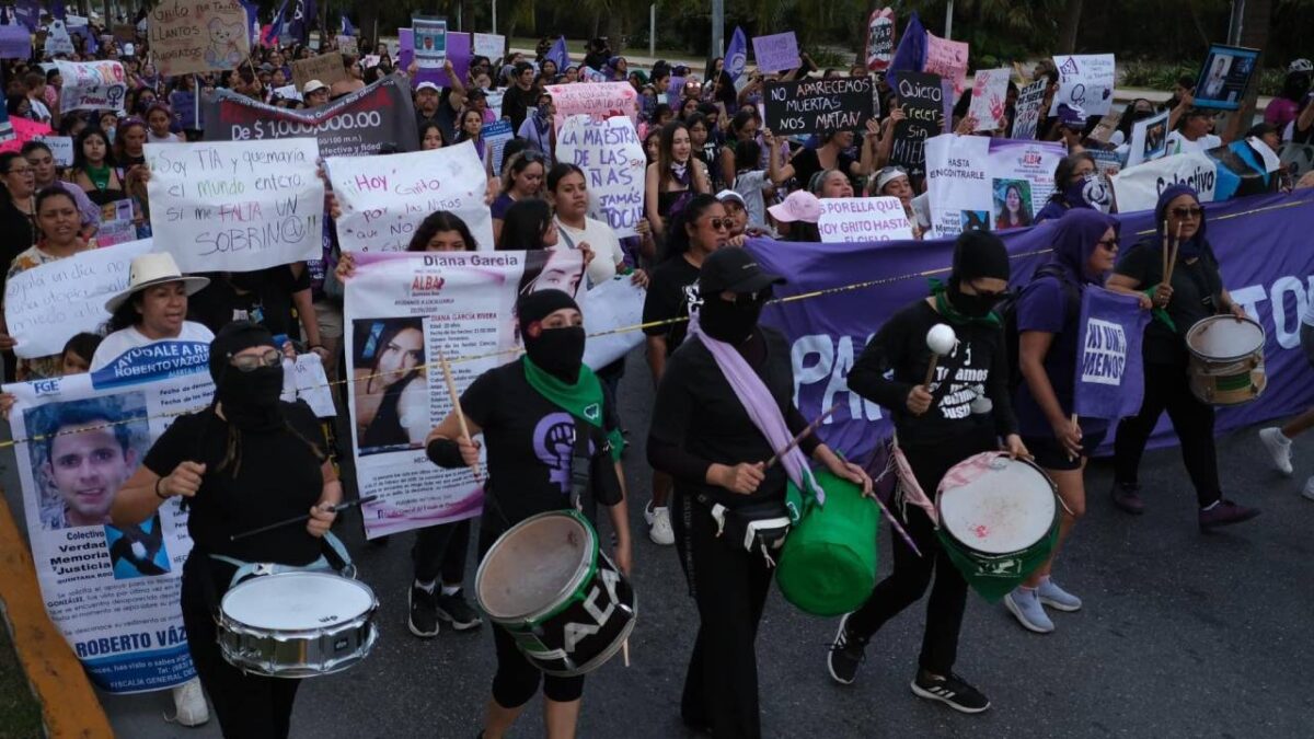 Marcha de mujeres en Cancún.