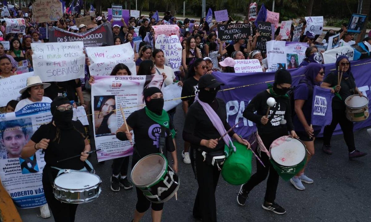 Marcha de mujeres en Cancún.