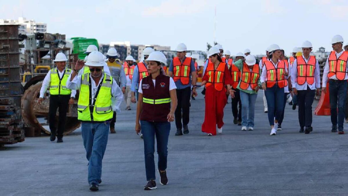 Recorrido de alcaldes por el Puente Nichupté.