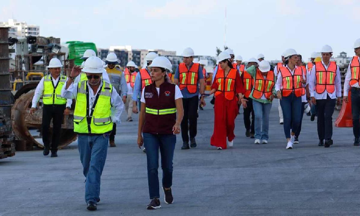 Recorrido de alcaldes por el Puente Nichupté.