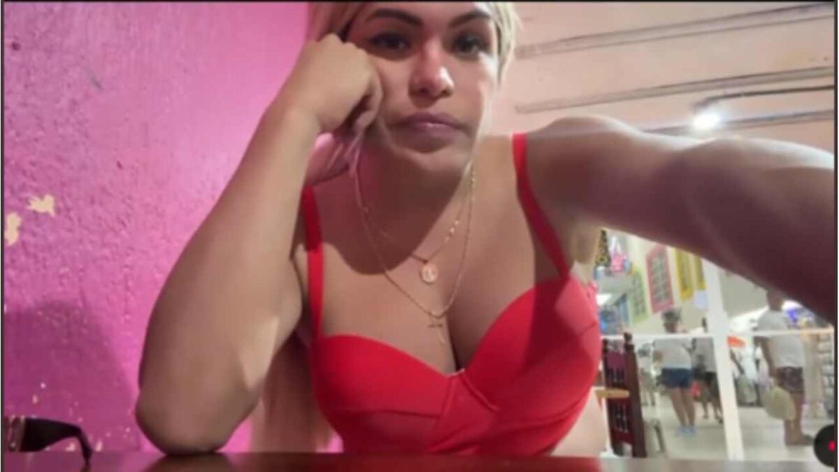 La influencer mexicana Wendy Guevara, en un restaurante de Cancún.