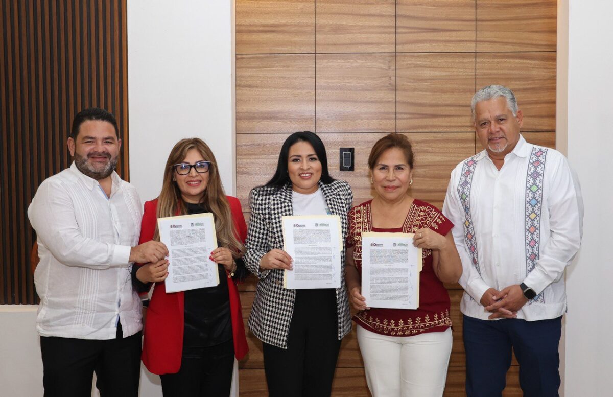 Firma de convenio en Puerto Morelos.