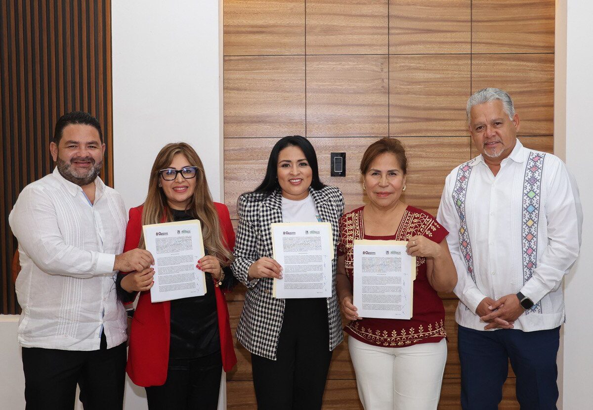 Firma de convenio en Puerto Morelos.