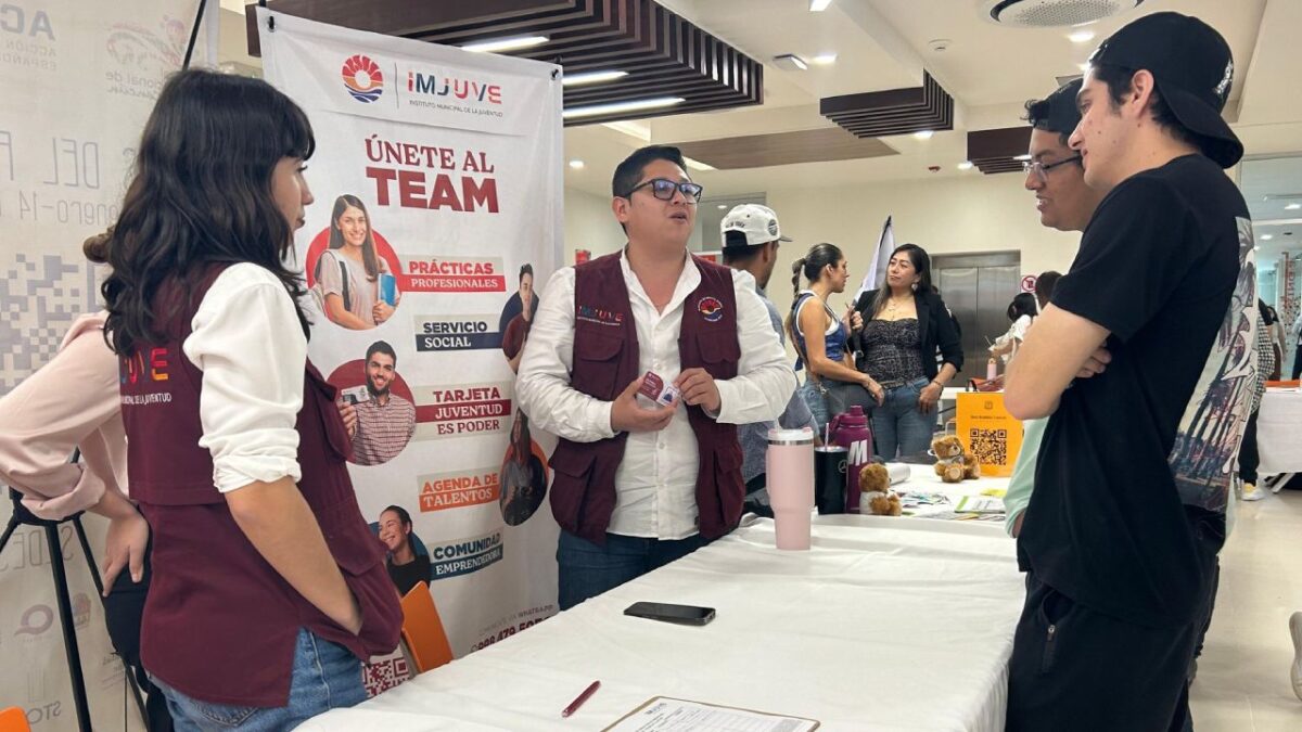 Feria de Servicio Social en la Universidad Anáhuac Cancún.