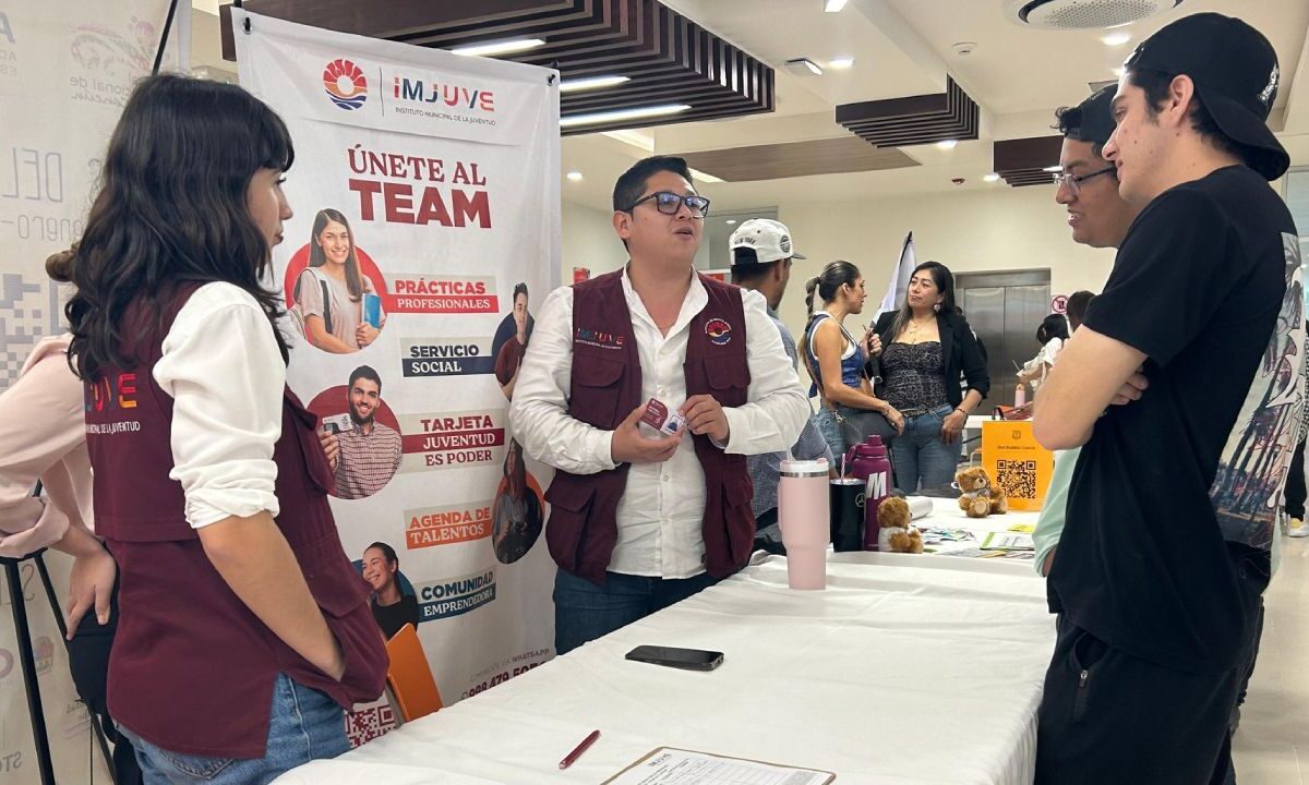 Feria de Servicio Social en la Universidad Anáhuac Cancún.