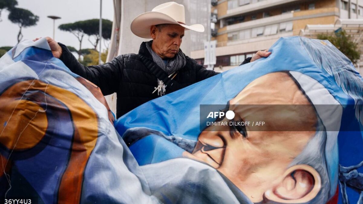 El artista mexicano Roberto Márquez, de Guadalajara, muestra su pintura del Papa Francisco.