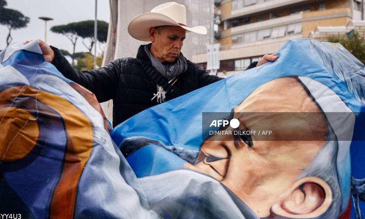 El artista mexicano Roberto Márquez, de Guadalajara, muestra su pintura del Papa Francisco.