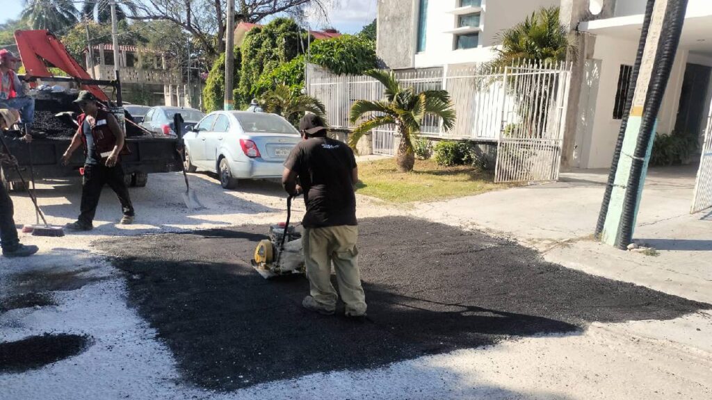Se trabaja en el bacheo en la capital de Quintana Roo.