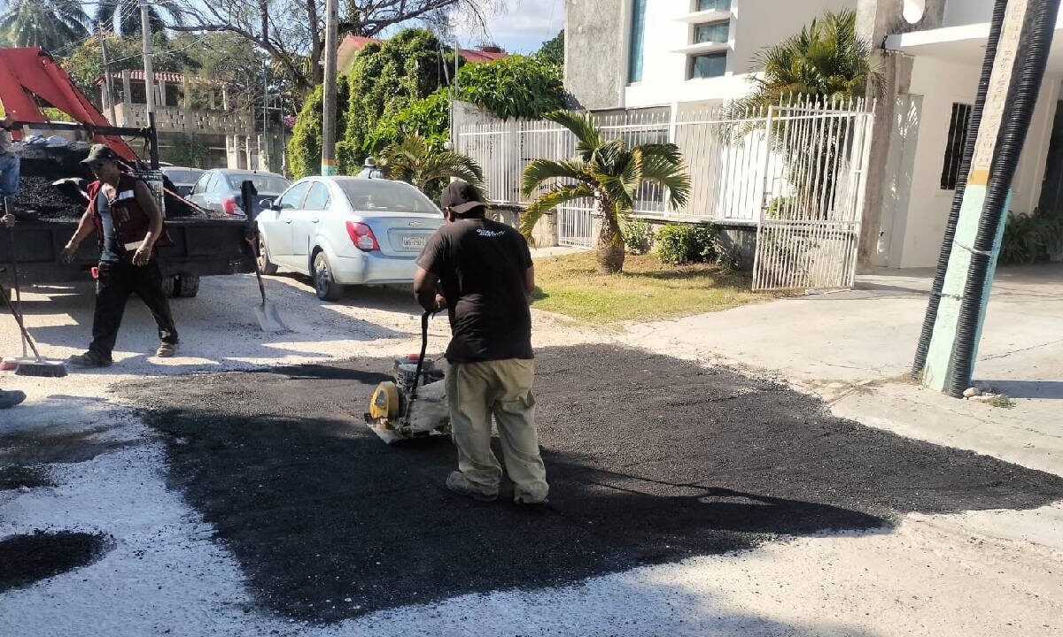 Se trabaja en el bacheo en la capital de Quintana Roo.