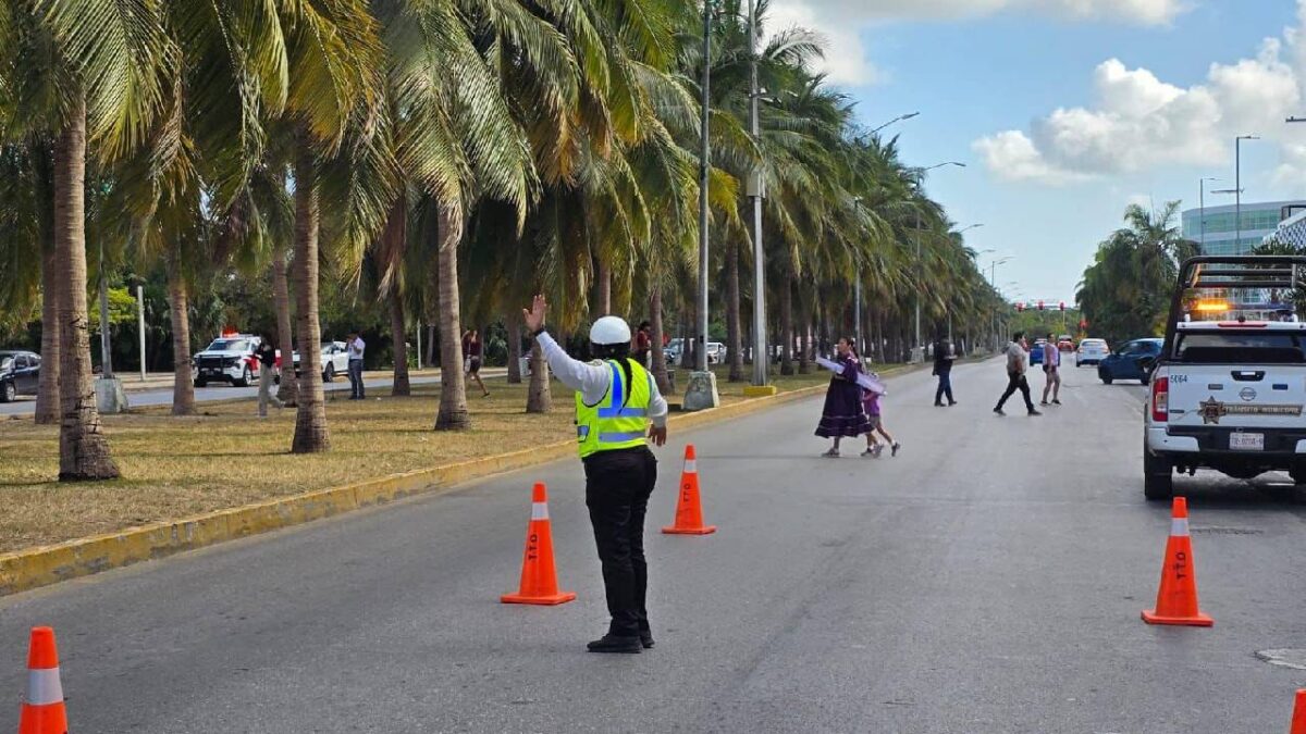 Continúan algunos cierres viales en Cancún.