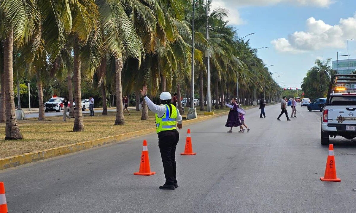 Continúan algunos cierres viales en Cancún.