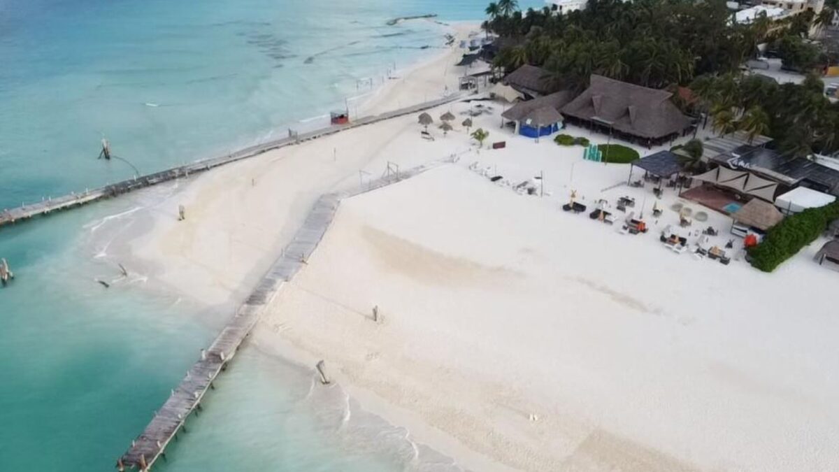 Limpieza de playas en Isla Mujeres.