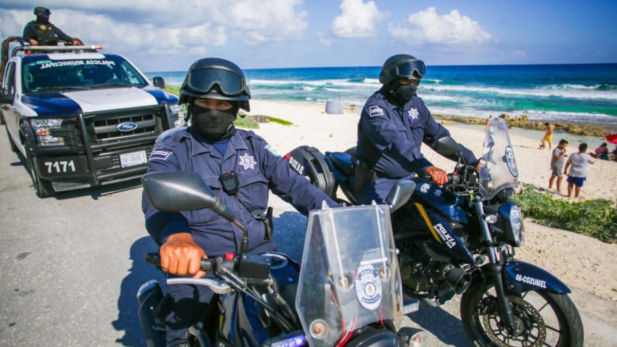 Últimas noticias. Policías de Cozumel.