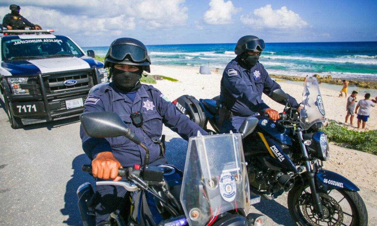 Últimas noticias. Policías de Cozumel.