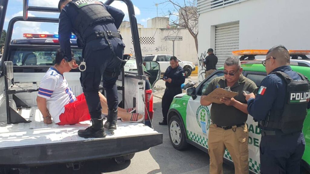 Últimas noticias. Detenido por arrojar basura en la vía pública, en Cancún.