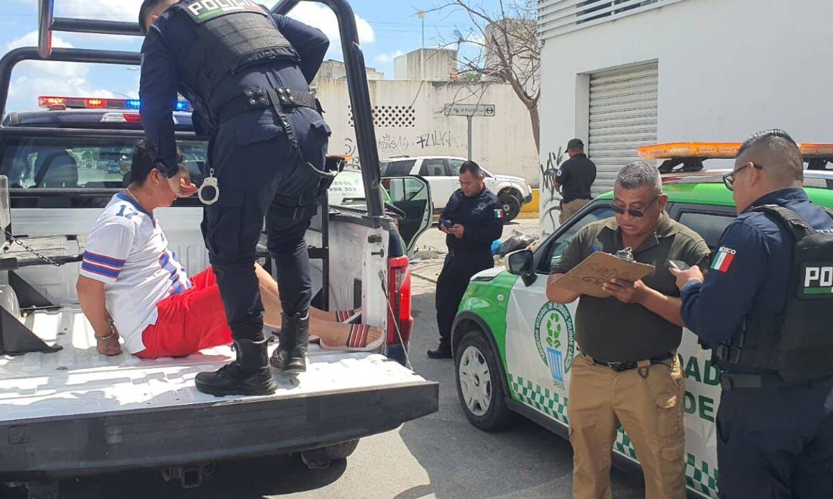Últimas noticias. Detenido por arrojar basura en la vía pública, en Cancún.