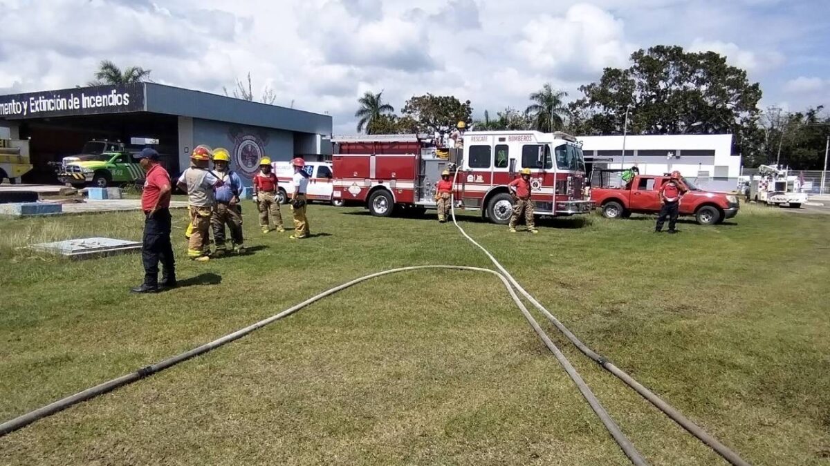 Bomberos en Othón P. Blanco.