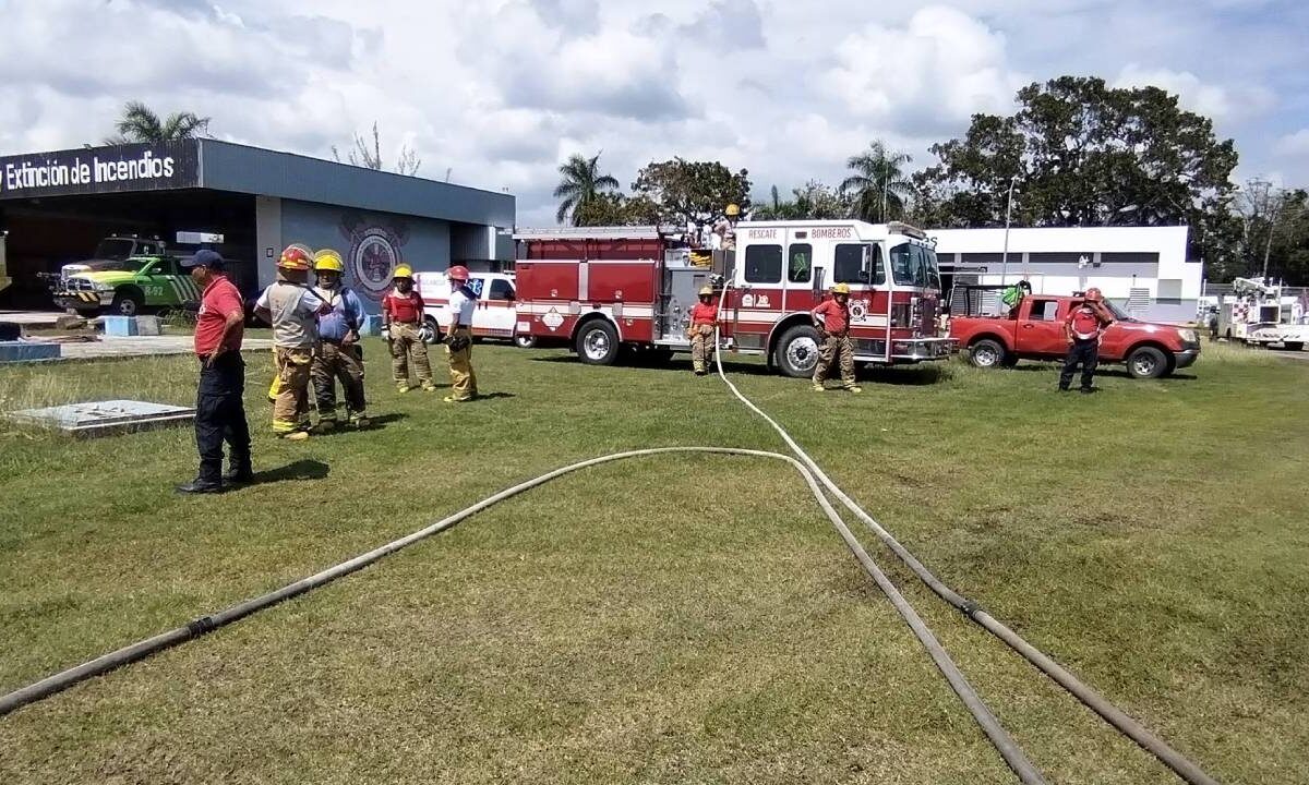 Bomberos en Othón P. Blanco.