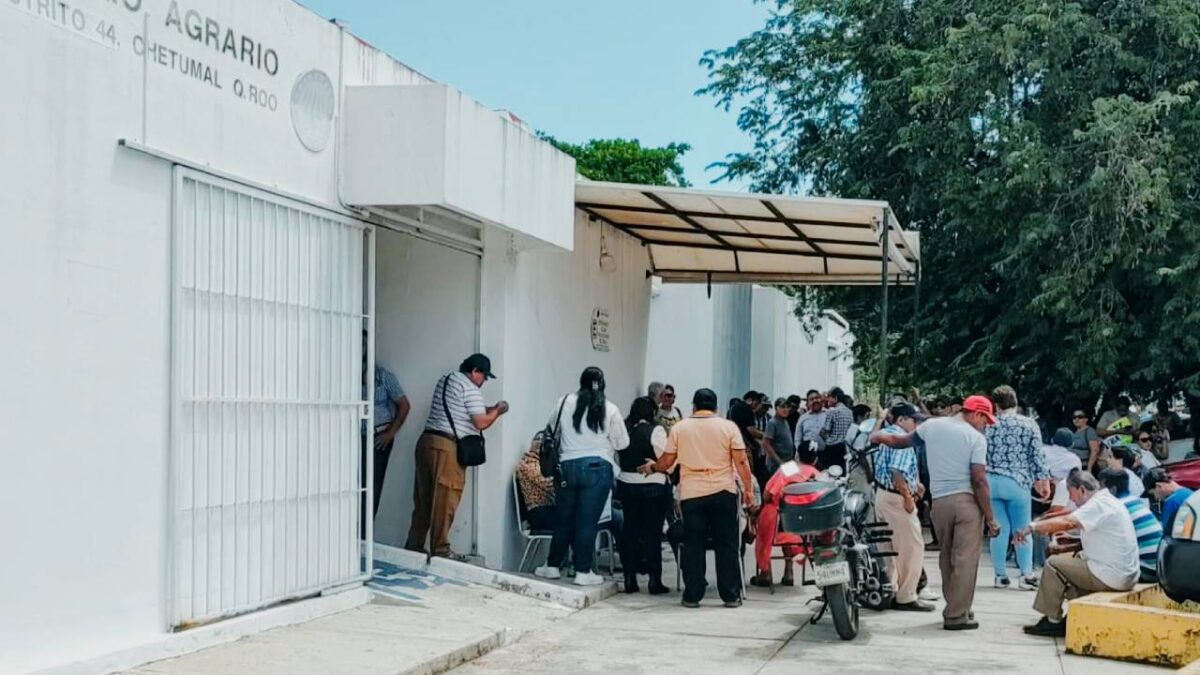 Ejidatarios en el Tribunal Unitario Agrario, con sede en Chetumal.