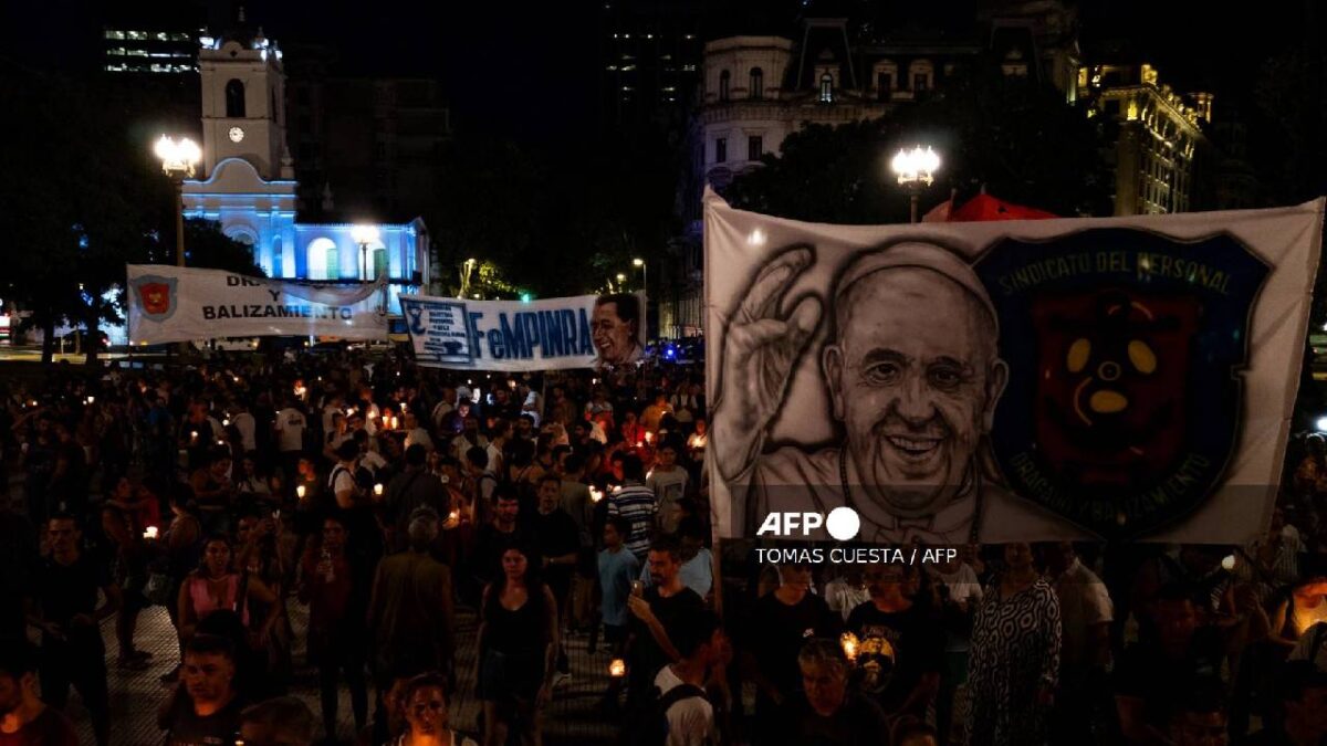 El Papa Francisco mantiene una ligera mejoría.