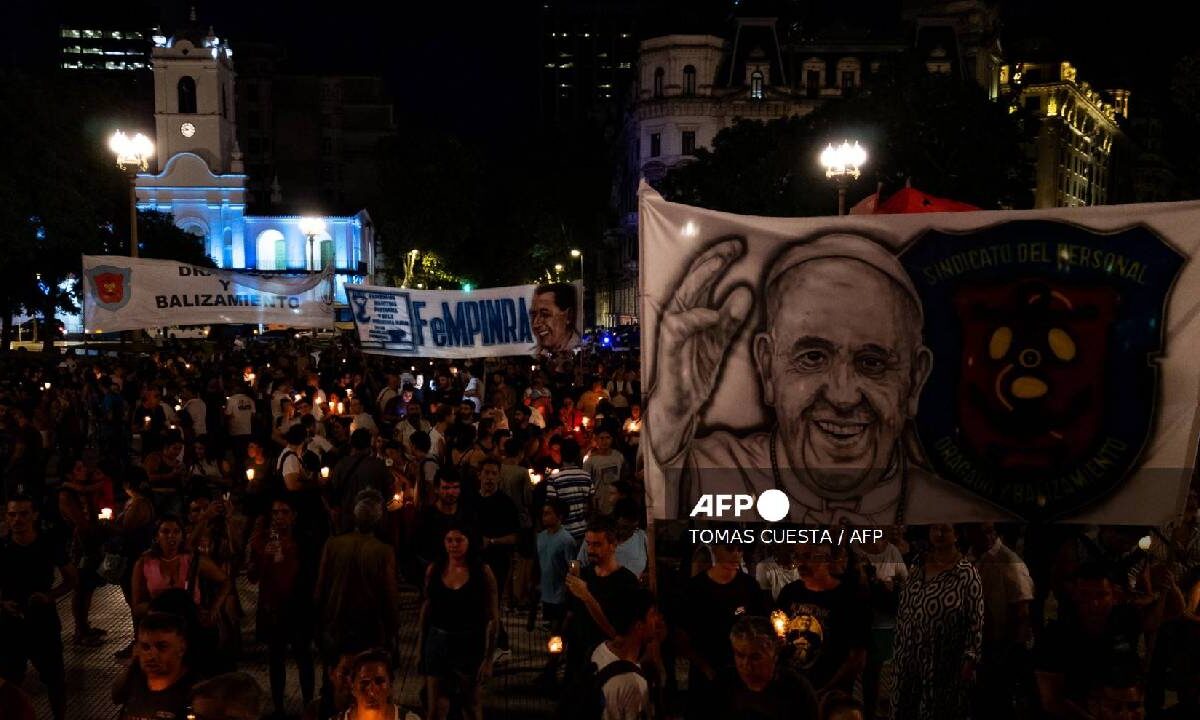 El Papa Francisco mantiene una ligera mejoría.