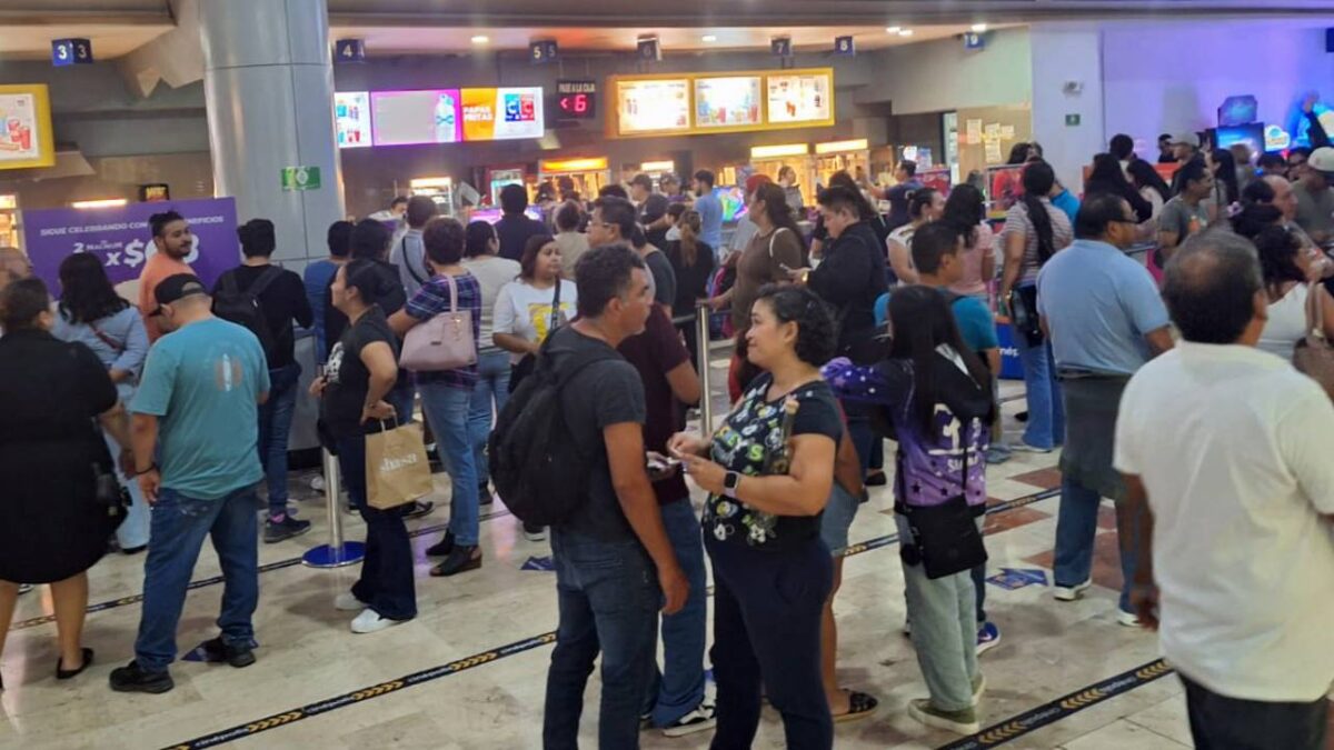 Largas filas en Cinépolis de La Gran Plaza de Cancún.
