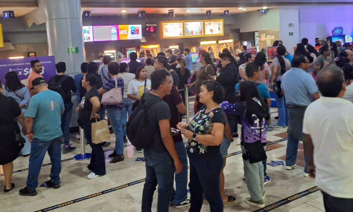 Largas filas en Cinépolis de La Gran Plaza de Cancún.