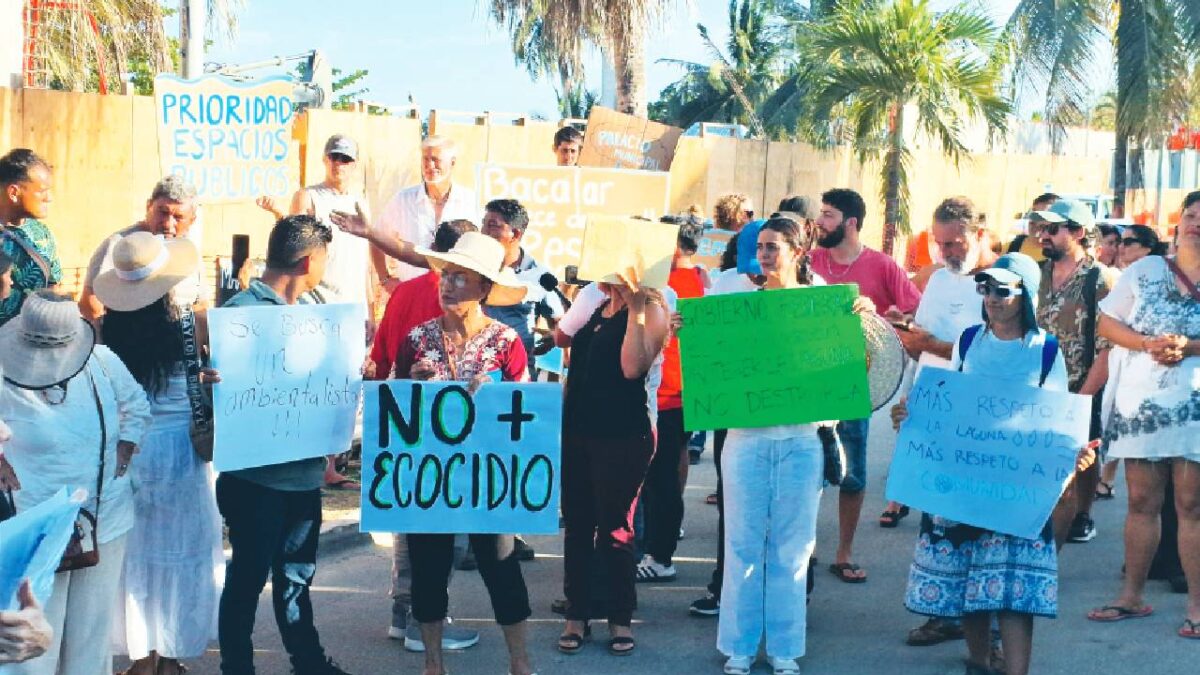 Greenpeace se une a protesta contra obras de la Sedena en la laguna de Bacalar.