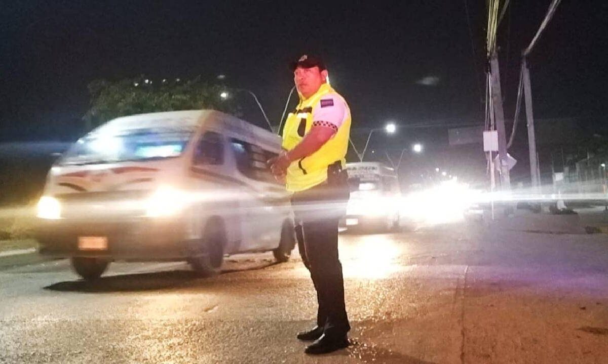 En Cancún aún hay cierres viales.