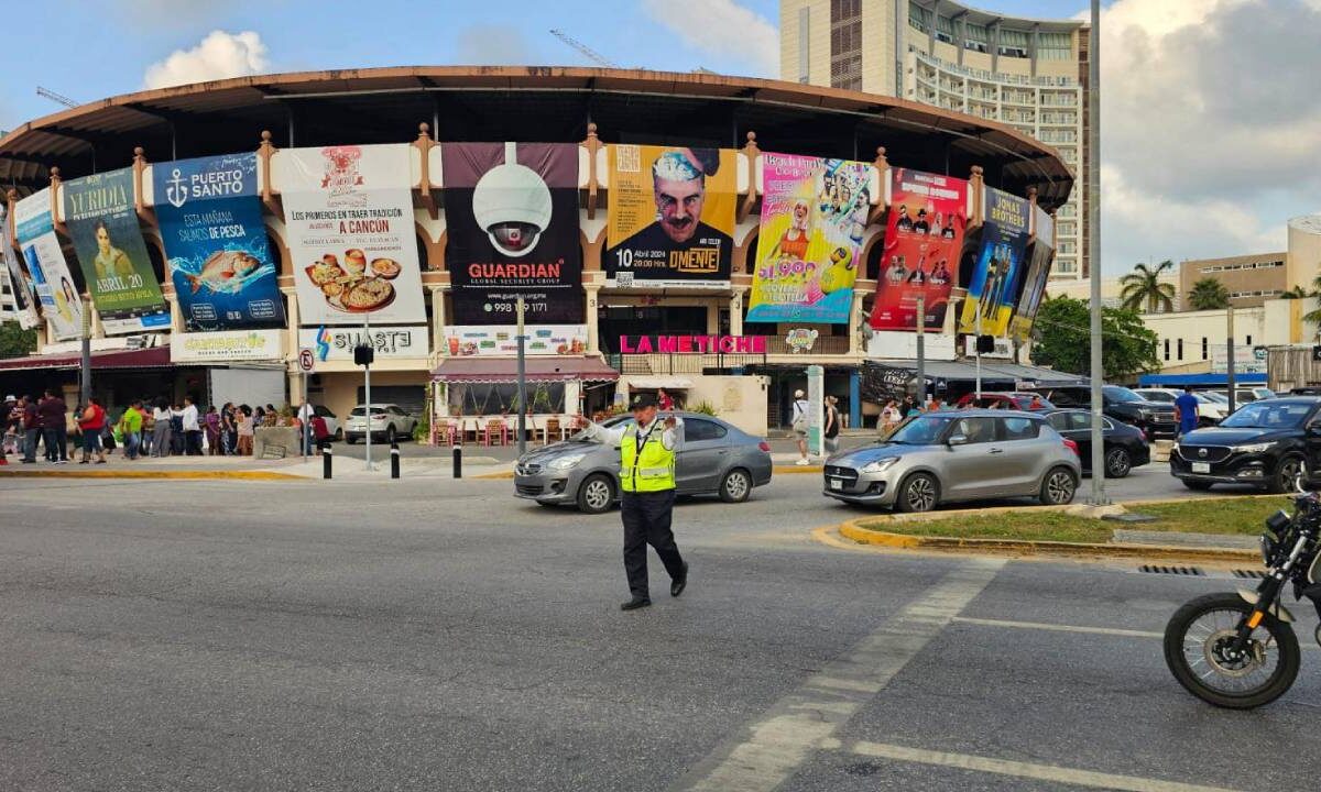 Cruce de calles en Cancún.
