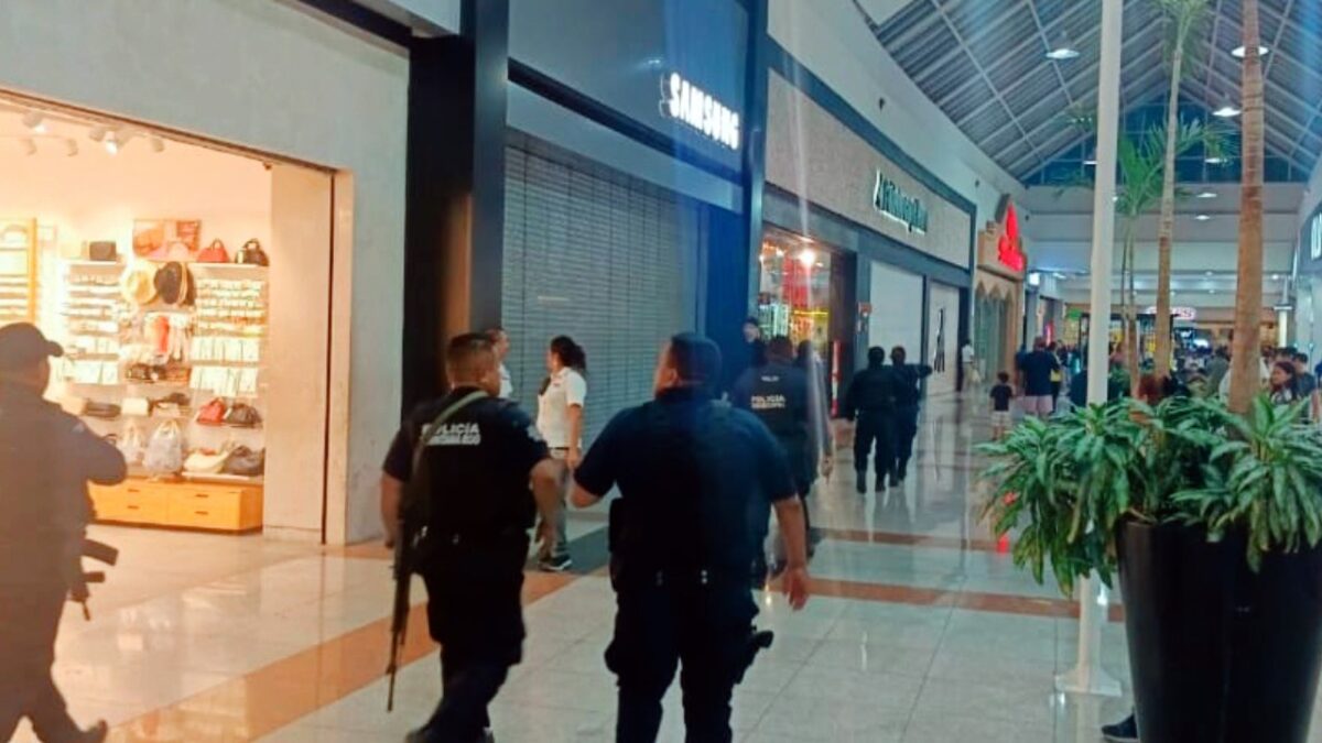 Policías en Plana las Américas, en Cancún.