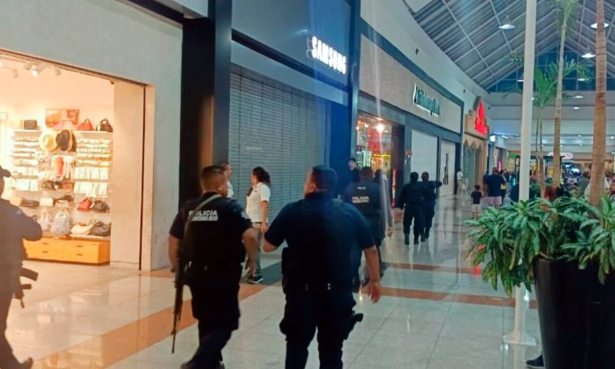 Policías en Plana las Américas, en Cancún.