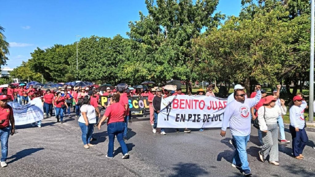 Maestros protestan en Cancún, entran a la zona hotelera.