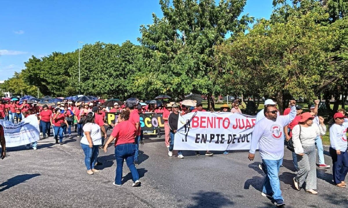 Maestros protestan en Cancún, entran a la zona hotelera.