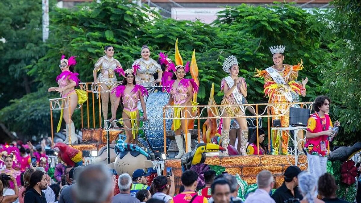 Miles asistieron al carnaval de Playa del Carmen.