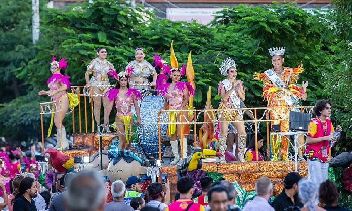 Miles asistieron al carnaval de Playa del Carmen.