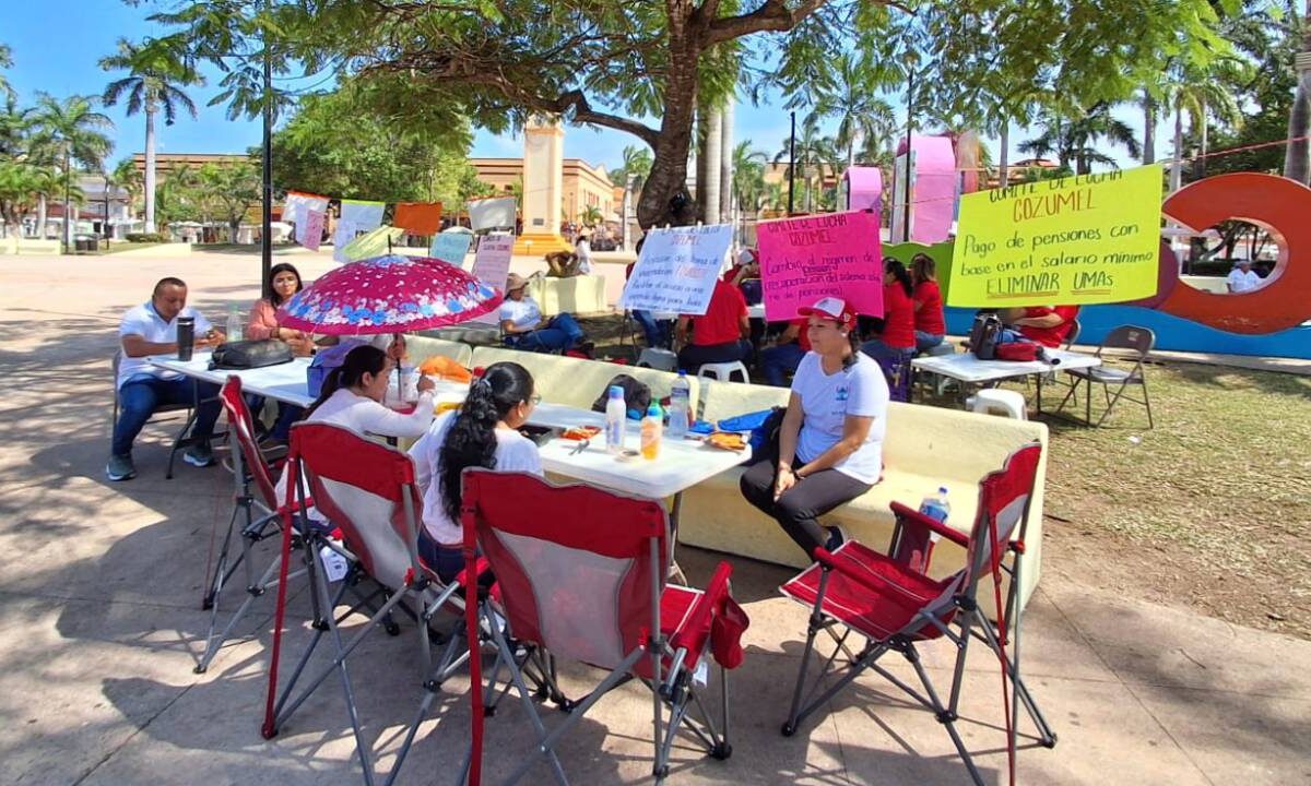 Paro laboral de maestros en Cozumel.