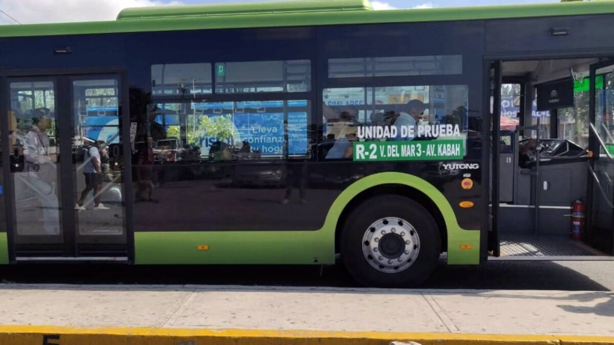 Autobús híbrido que circula en Cancún.