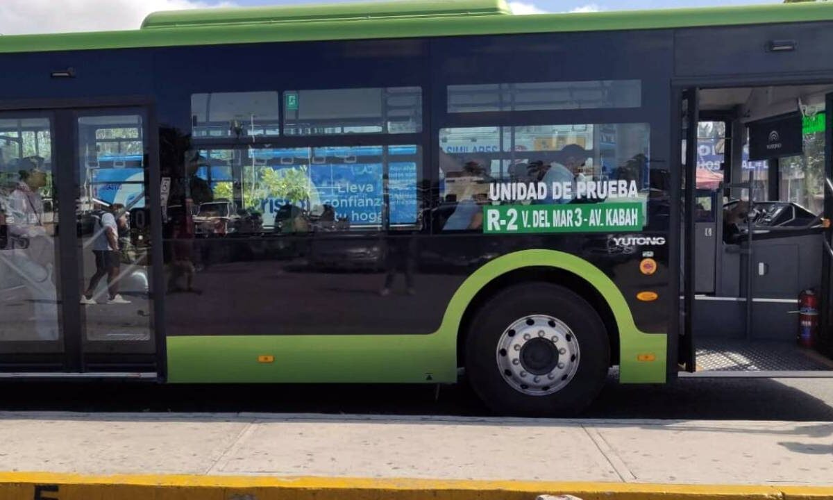 Autobús híbrido que circula en Cancún.