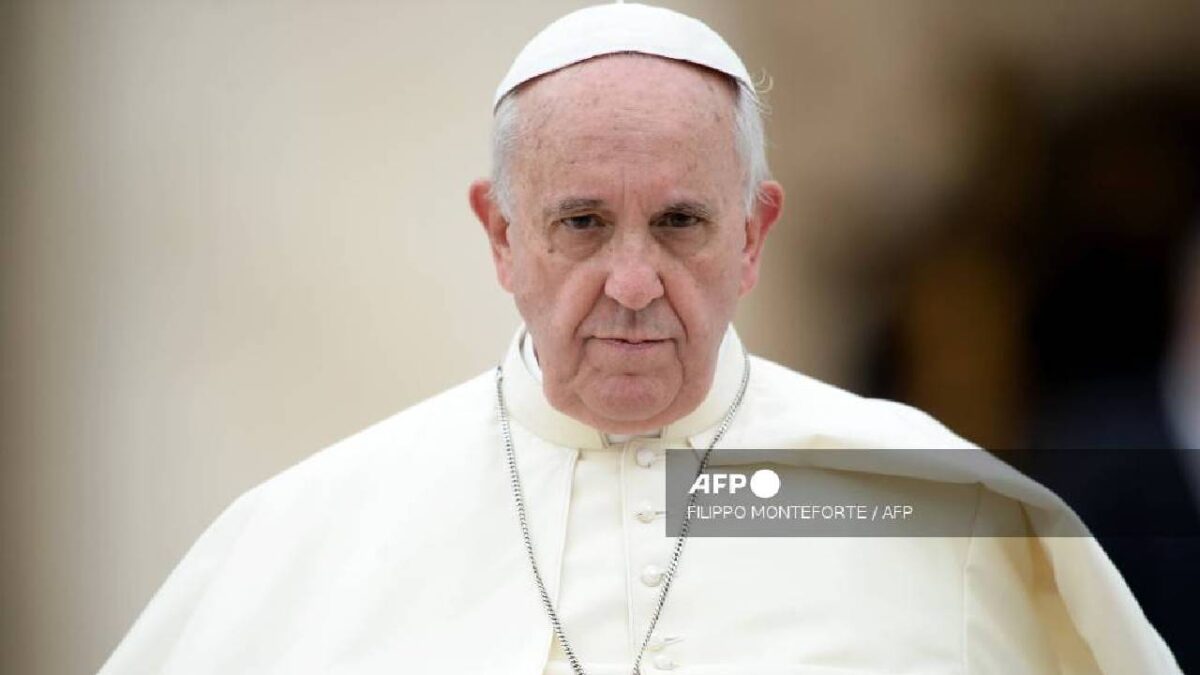 El Papa Francisco sigue hospitalizado.