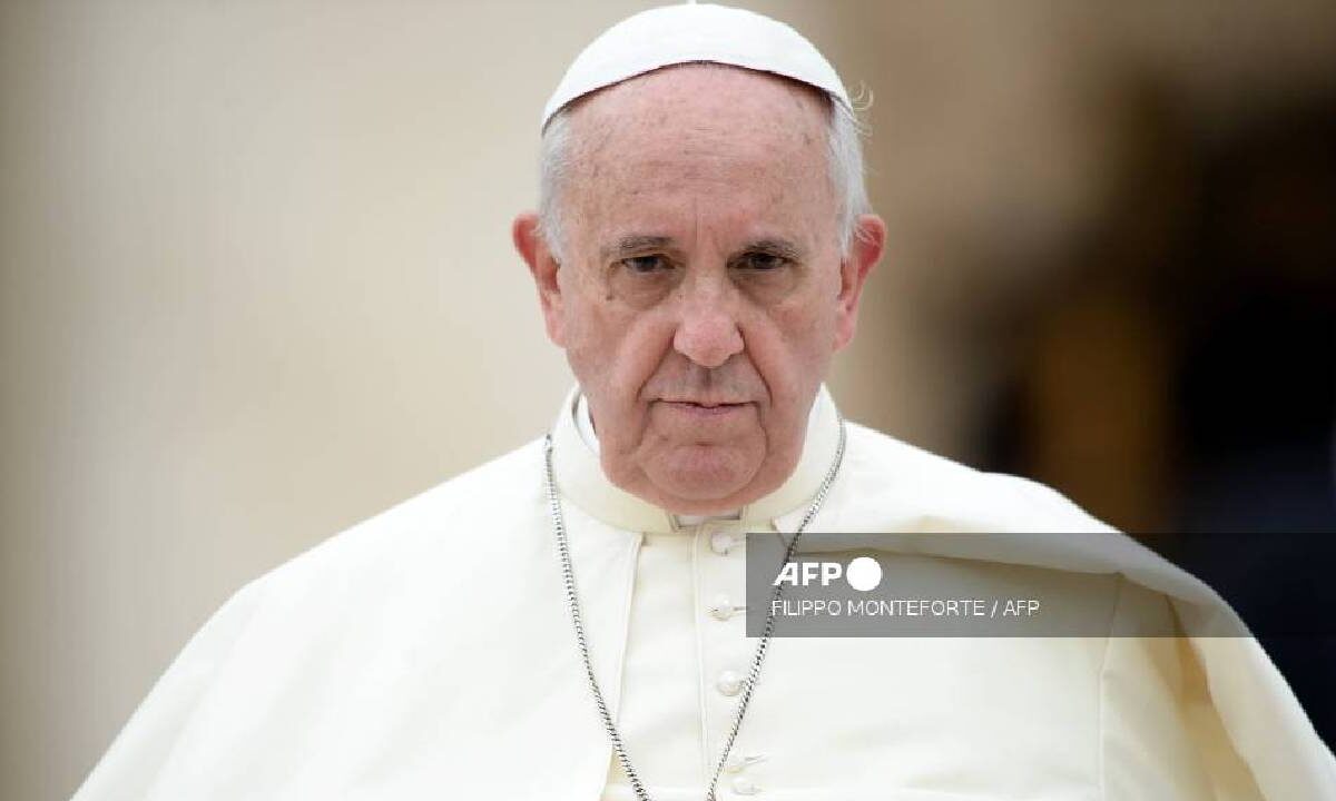 El Papa Francisco sigue hospitalizado.