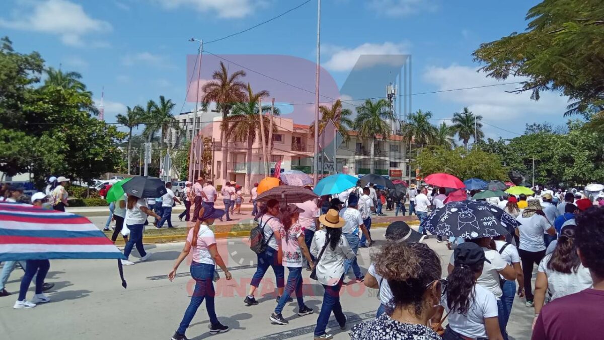 Protestan maestros en Cancún.
