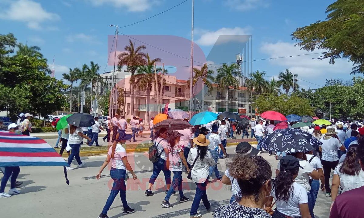 Protestan maestros en Cancún.