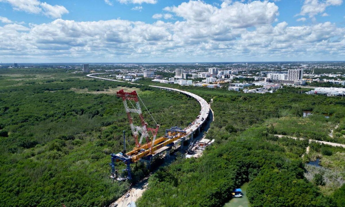 El Puente Vehicular Nichupté en Cancún es una obra importante.