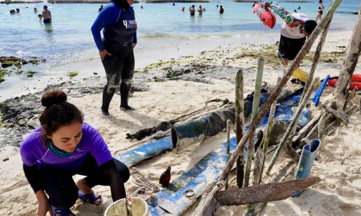 Limpieza de playas en Solidaridad.