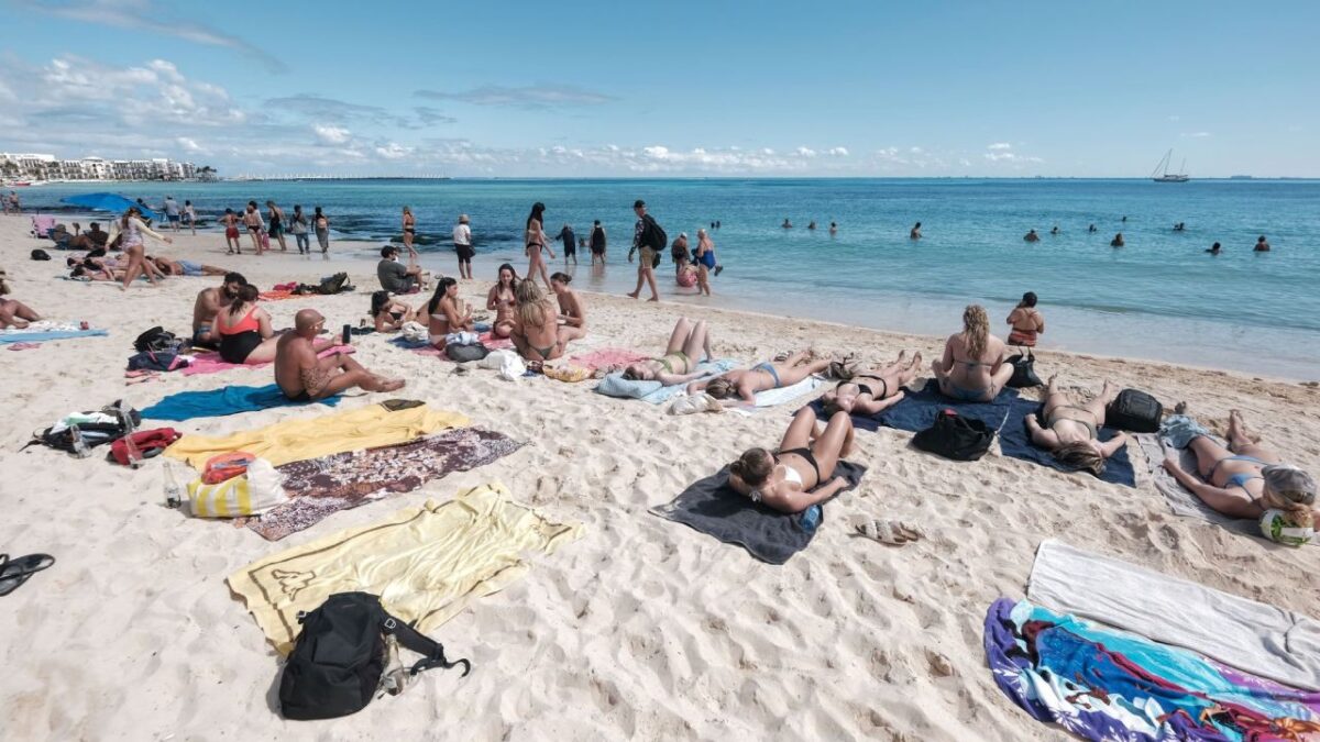 Vacacionistas en el Caribe mexicano.