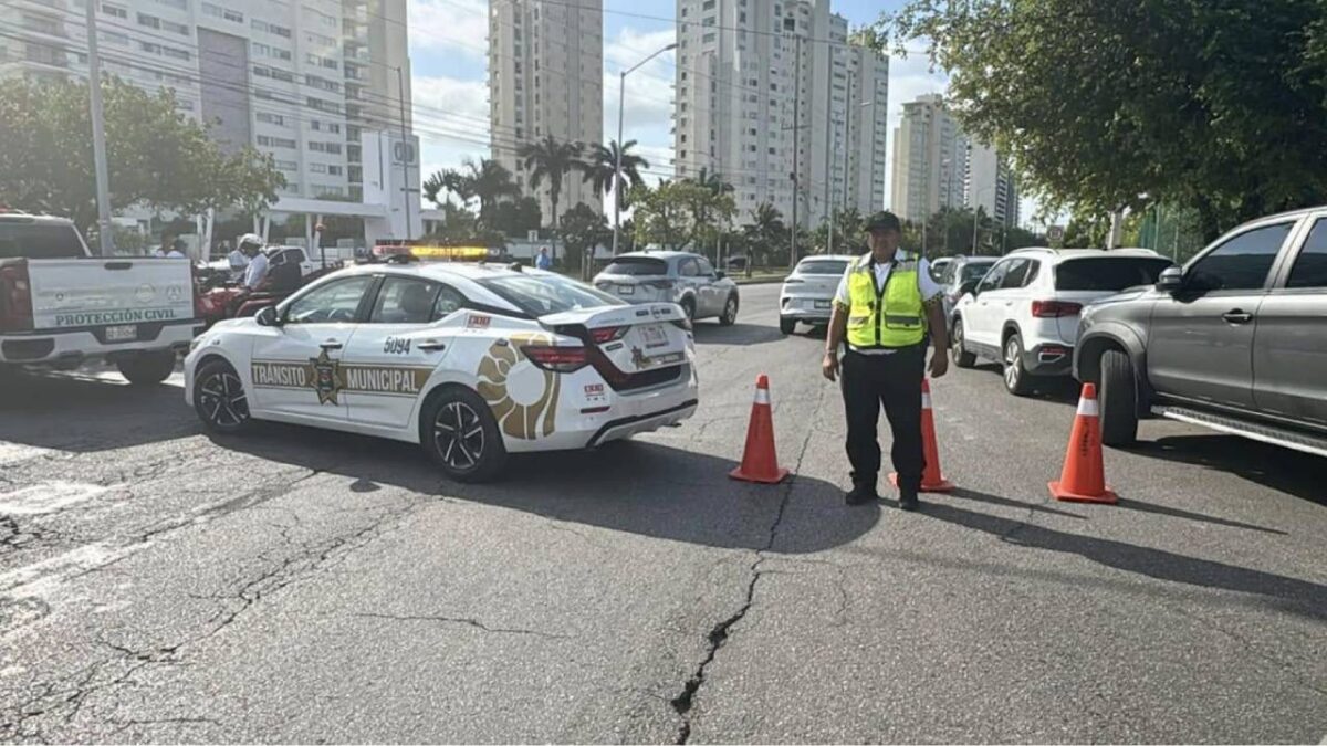 Continúan cierres viales en Cancún.