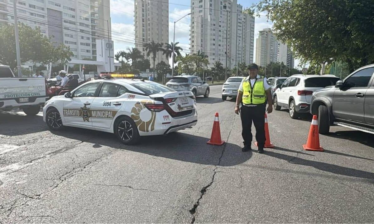 Continúan cierres viales en Cancún.